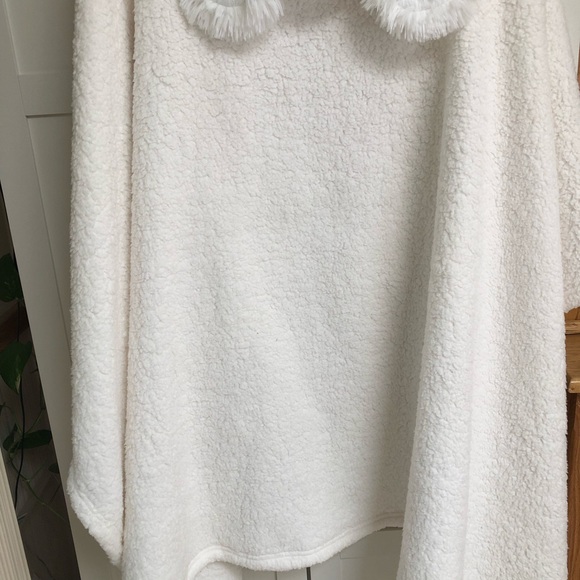 La Vie En Rose Polar Bear Shawl or Wrap NWT - Picture 11 of 16